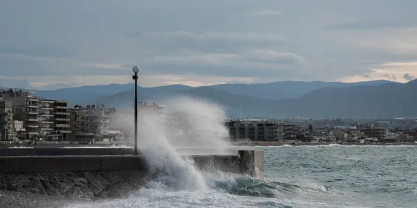 Καιρός: Ανεβαίνει σήμερα η θερμοκρασία - Επιμένουν οι θυελλώδεις άνεμοι