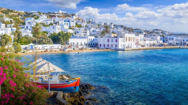 Τρομοκρατημένη δασκάλα στη Μύκονο: Καταστροφές στο σπίτι και στο αυτοκίνητό της