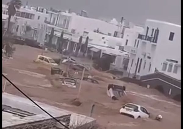 Εικόνες σοκ από την Πάρο - Έντονή καταιγίδα "πνίγει" το νησί - Αυτοκίνητα στη θάλασσα - Απαγόρευση κυκλοφορίας