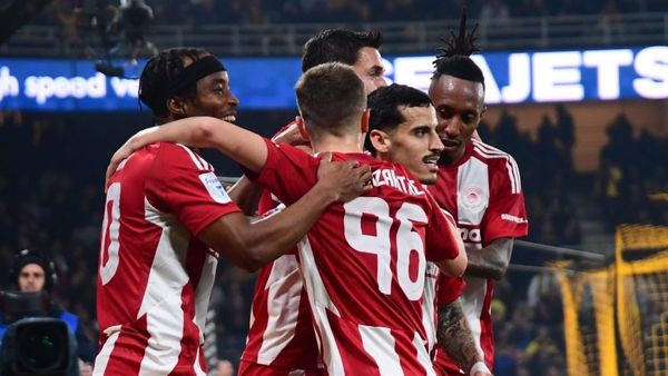 Ο Ολυμπιακός είναι αήττητος στα ντέρμπι και “αγκαλιάζει” το πρωτάθλημα