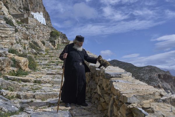 Ο Έλληνας μοναχός στο μοναστήρι της Παναγίας Χοζοβιώτισσας στην Αμοργό που έγινε θέμα στο Associated Press