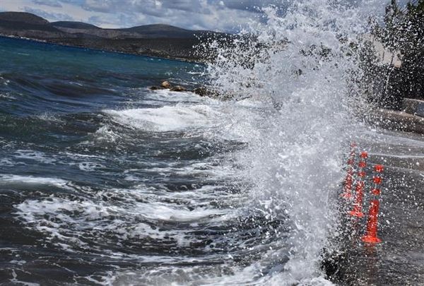 Καιρός: Συνεχίζονται οι θυελλώδεις βοριάδες – Πτώση της θερμοκρασίας έως την Πρωτομαγιά