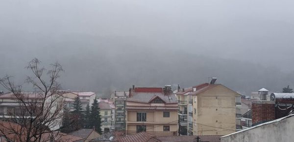 Kακοκαιρία Απριλίου: Mεγάλη πτώση της θερμοκρασίας και χιόνια από τα βόρεια