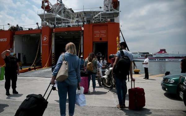 Σε εξέλιξη η έξοδος των εκδρομέων του Πάσχα – Το 100% αγγίζει η πληρότητα στα πλοία για Κυκλάδες