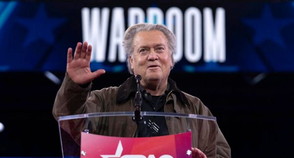 Στιβ Μπάνον: Ο άνθρωπος του Τραμπ ζητά ν' απελαθεί ο Μασκ - «Είναι παράνομος μετανάστης» λέει