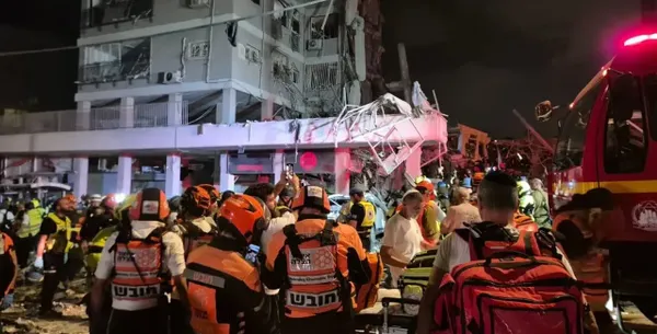 Τουλάχιστον 8 νεκροί, 200 τραυματίες και δεκάδες αγνοούμενοι από πλήγματα του Ιράν στο Ισραήλ