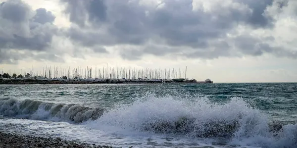 Καιρός: Ακραία αλλαγή με μπουρίνια και πτώση της θερμοκρασίας - Πού θα εκδηλωθούν σήμερα καταιγίδες