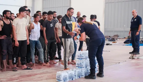 Λιβύη, όπως Ερντογάν: Εκβιάζει για ευρώ και οι λαθροδιακινητές στέλνουν κατά χιλιάδες παράνομους μετανάστες