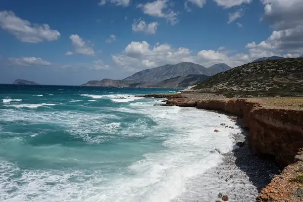 Καιρός: Σαρώνουν οι άνεμοι στο Αιγαίο - Επιμένουν τα 40άρια