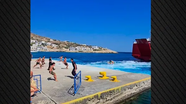 Σίκινος: Λιμενικοί προσπαθούν να σταματήσουν «απονεριστές» που βουτούν πίσω από το πλοίο που φεύγει