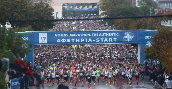 Σε εξέλιξη ο 42ος Αυθεντικός Μαραθώνιος - Συμμετέχουν δρομείς από 126 χώρες