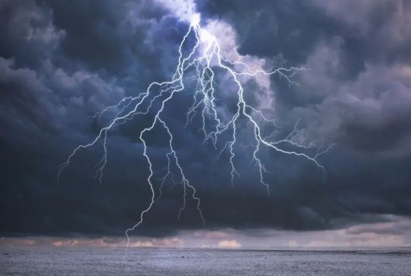 Καιρός: Σε κόκκινο συναγερμό 9 περιφέρειες λόγω της κακοκαιρίας «BYRON» – Ισχυρές καταιγίδες και έως 9 μποφόρ στα πελάγη