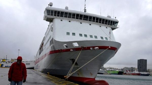 Δεμένα πλοία στο λιμάνι του Πειραιά – Ακυρώσεις δρομολογίων με αποφάσεις των ακτοπλοϊκών εταιρειών, ταλαιπωρία για τους ταξιδιώτες