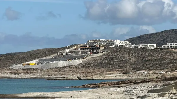 Νέο «οικολογικό έγκλημα» με πεντάστερο ξενοδοχείο στον Μύτακα της Μήλου δίπλα στο Σαρακήνικο