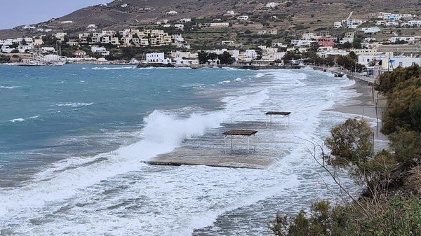 Έκτακτα μέτρα απαγόρευσης κυκλοφορίας στον παραλιακό δρόμο Φοίνικα Σύρου λόγω έντονης θαλασσοταραχής