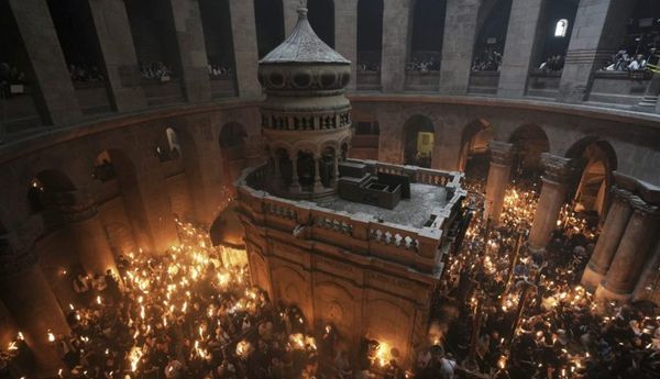 Άγιος Φως: Στα Ιεροσόλυμα η ελληνική αποστολή – Τι ώρα αναμένεται στο Ελευθέριος Βενιζέλος
