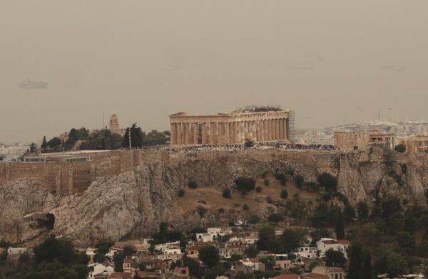 Αφρικανική σκόνη πάνω από την Eλλάδα – Πότε υποχωρεί το φαινόμενο και ανεβαίνει η θερμοκρασία