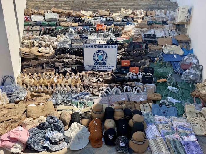 Εξαρθρώθηκε το κύκλωμα που είχε «πλημμυρίσει» τη Μύκονο με μαϊμού Prada και Gucci