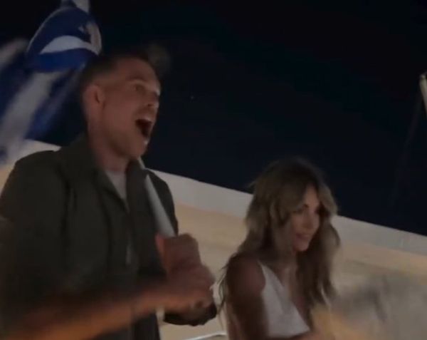 Οικονομάκου-Τσερέλα: Με Ζορμπά και... την ελληνική σημαία τελείωσε το 3μερο γλέντι στην Πάρο