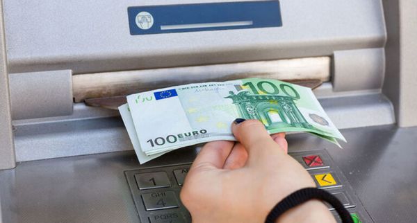 Στους λογαριασμούς των δικαιούχων μέχρι αύριο η έκτακτη ενίσχυση των 150 ευρώ για τα παιδιά