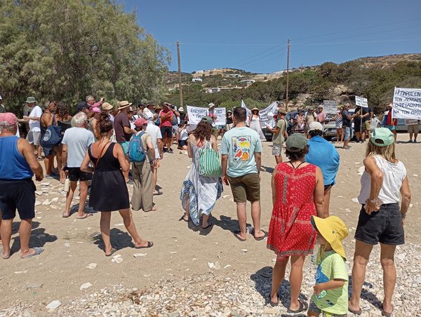 Διαμαρτύρονται οι κάτοικοι της Πάρου για τις ξαπλώστρες στις παραλίες του νησιού