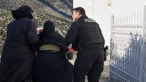 Aπομάκρυναν καλόγριες και εικόνες από τη Μονή Αγίων Θεοδώρων