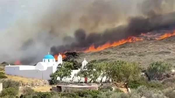 Τέσσερις συλλήψεις για την πυρκαγιά στην Πάρο, μεταξύ των συλληφθέντων ο δήμαρχος και ο αντιδήμαρχος καθαριότητας