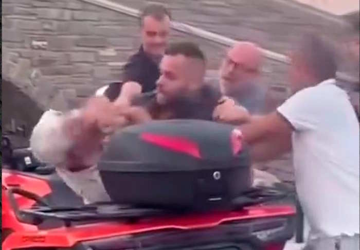 Για επικίνδυνη σωματική βλάβη η δικογραφία εναντίον του οδηγού ταξί που ξυλοκόπησε ηλικιωμένο στην Πάρο