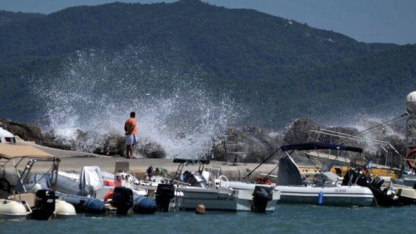 Καιρός: «Καμίνι» η χώρα, μελτέμια έως 8 μποφόρ