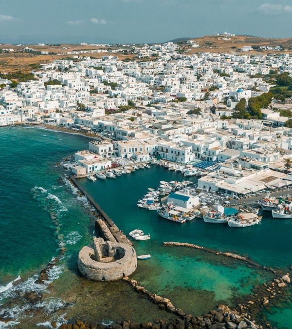 Πάρος: Αλλαγές στο Τοπικό Πολεοδομικό Σχέδιο ζητά ο Δήμος | Όριο 80 κλινών στα ξενοδοχεία | Απειλεί με προσφυγή στο ΣτΕ