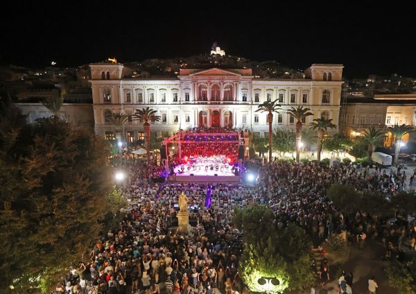 Με έντονα συναισθήματα ολοκληρώθηκε το 10ο Φεστιβάλ Ρεμπέτικου «Η Σύρα του Μάρκου Βαμβακάρη» – Ξεχώρισε η παρουσία της νέας γενιάς